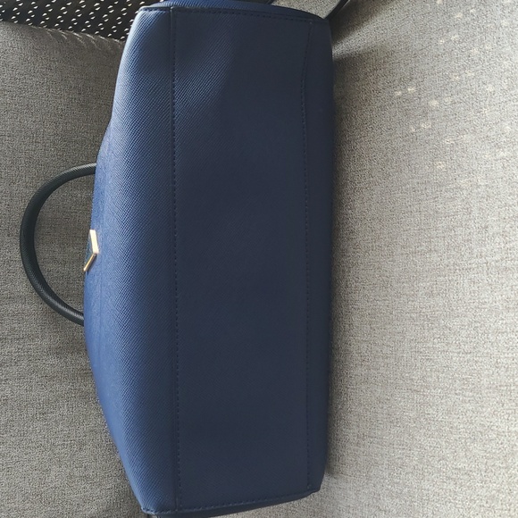 NWOT Guess bag - Picture 6 of 8